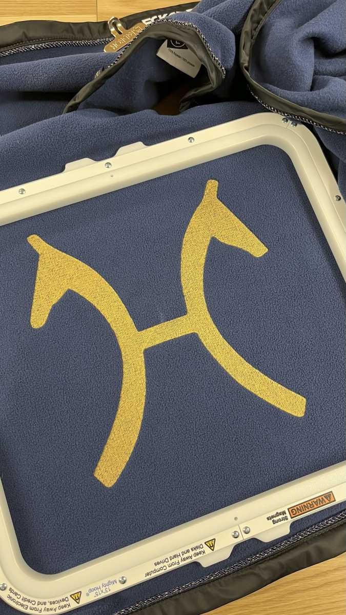 Eskadron Fleecejacke im Stickrahmen – Reiter-Logo in Gold