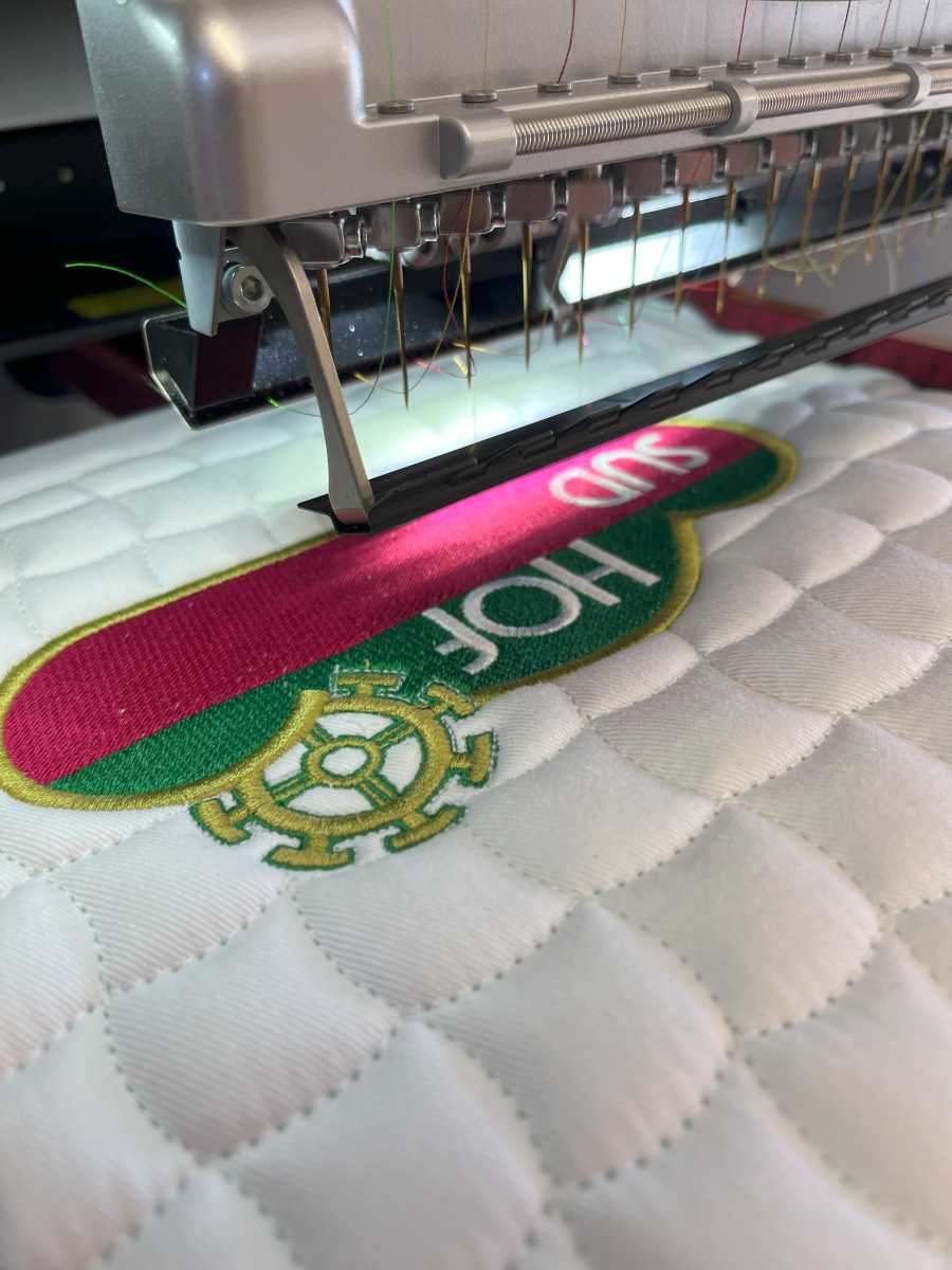 Hof Sudermühlen – Logo-Stickerei im Prozess an der Maschine