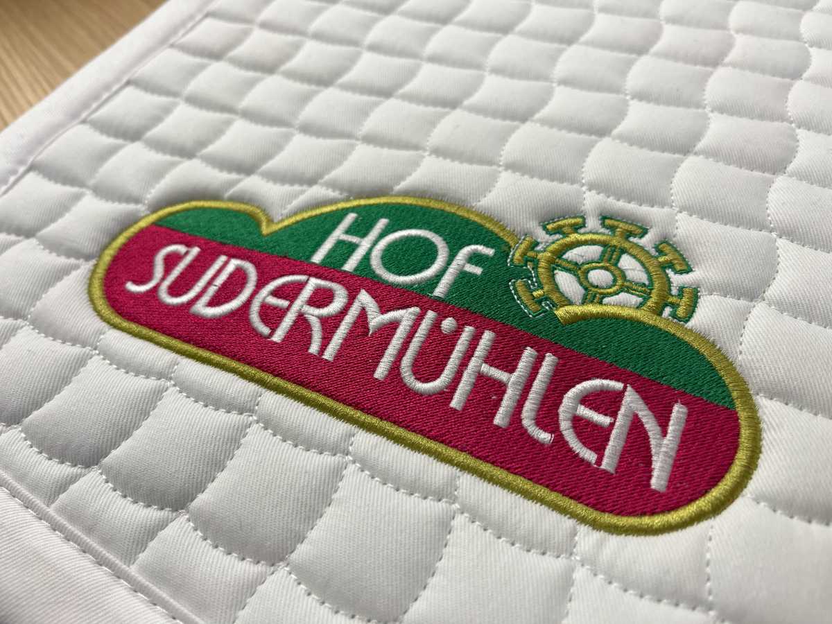 Hof Sudermühlen – Logo auf weißer Schabracke