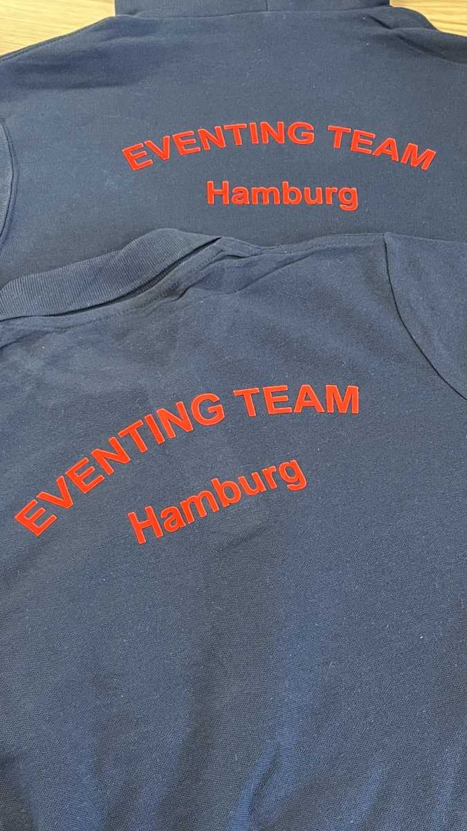 Eventing Team Hamburg – Rückenbestickung auf Navy-Poloshirts