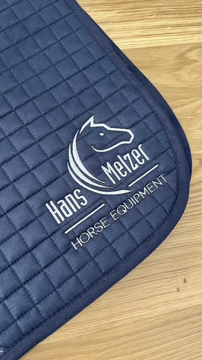 Hans Melzer Horse Equipment – Logo auf Navy-Schabracke