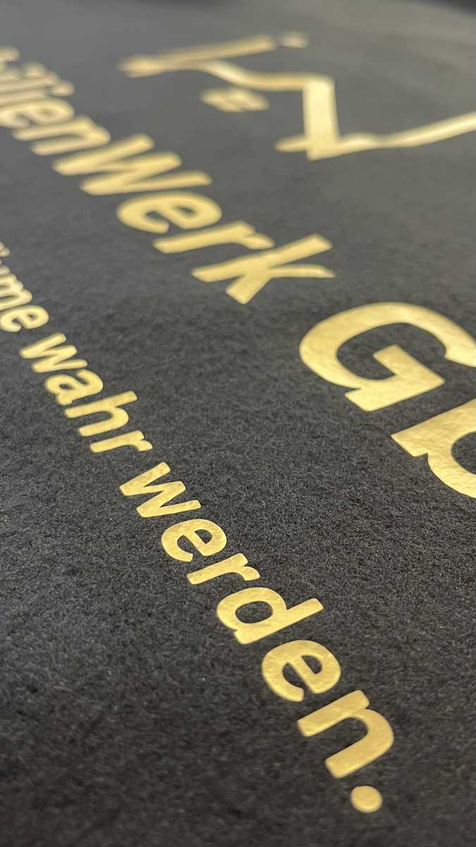 Goldschrift-Stickerei auf schwarzem Stoff